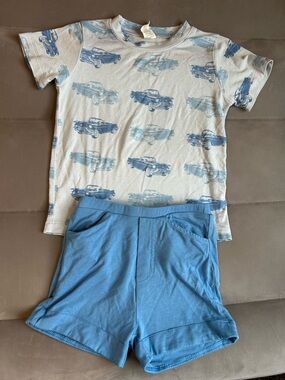 kate quinn - short sleeve essential boxy tee | blue classic car + cuffed shorts